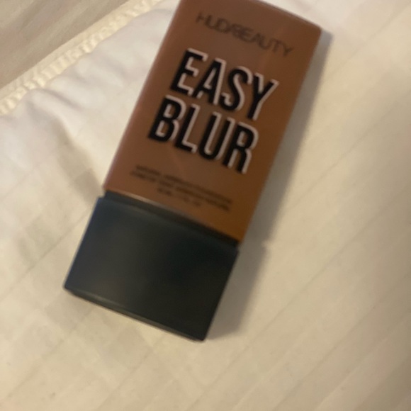 HUDA BEAUTY Easy Blur Natural Airbrush Foundation - HOT FUDGE - Picture 2 of 4